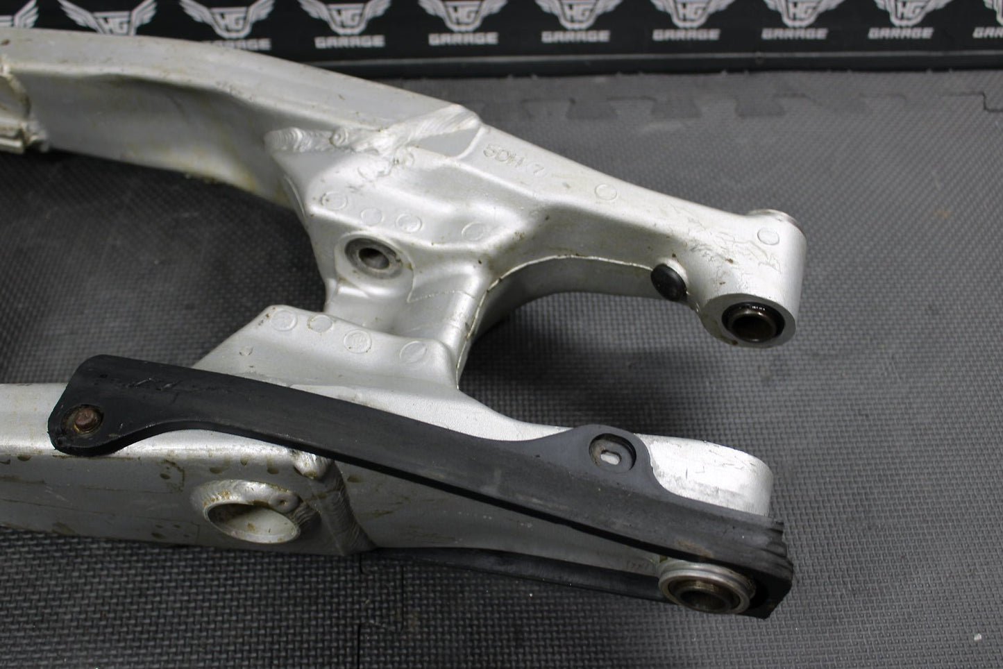 1999 YAMAHA OEM SWINGARM SWING ARM SUSPENSION 5MV - 22110 - 00 - 00 - hggarage