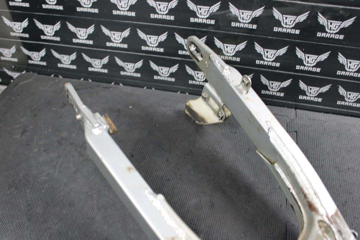 2001 YAMAHA TTR225 OEM SWINGARM SWING ARM SUSPENSION 4VW - F2110 - 10 - 35 - hggarage
