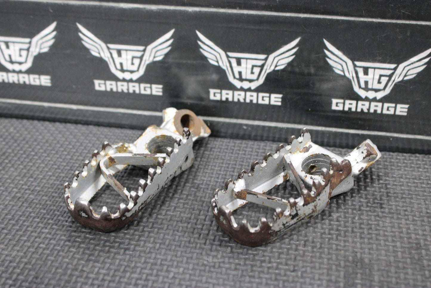 1996 KAWASAKI KX125 OEM FOOT PEGS PEDALS FRAME STAND PEDAL FOOTREST 34028 - 1332 - C - hggarage