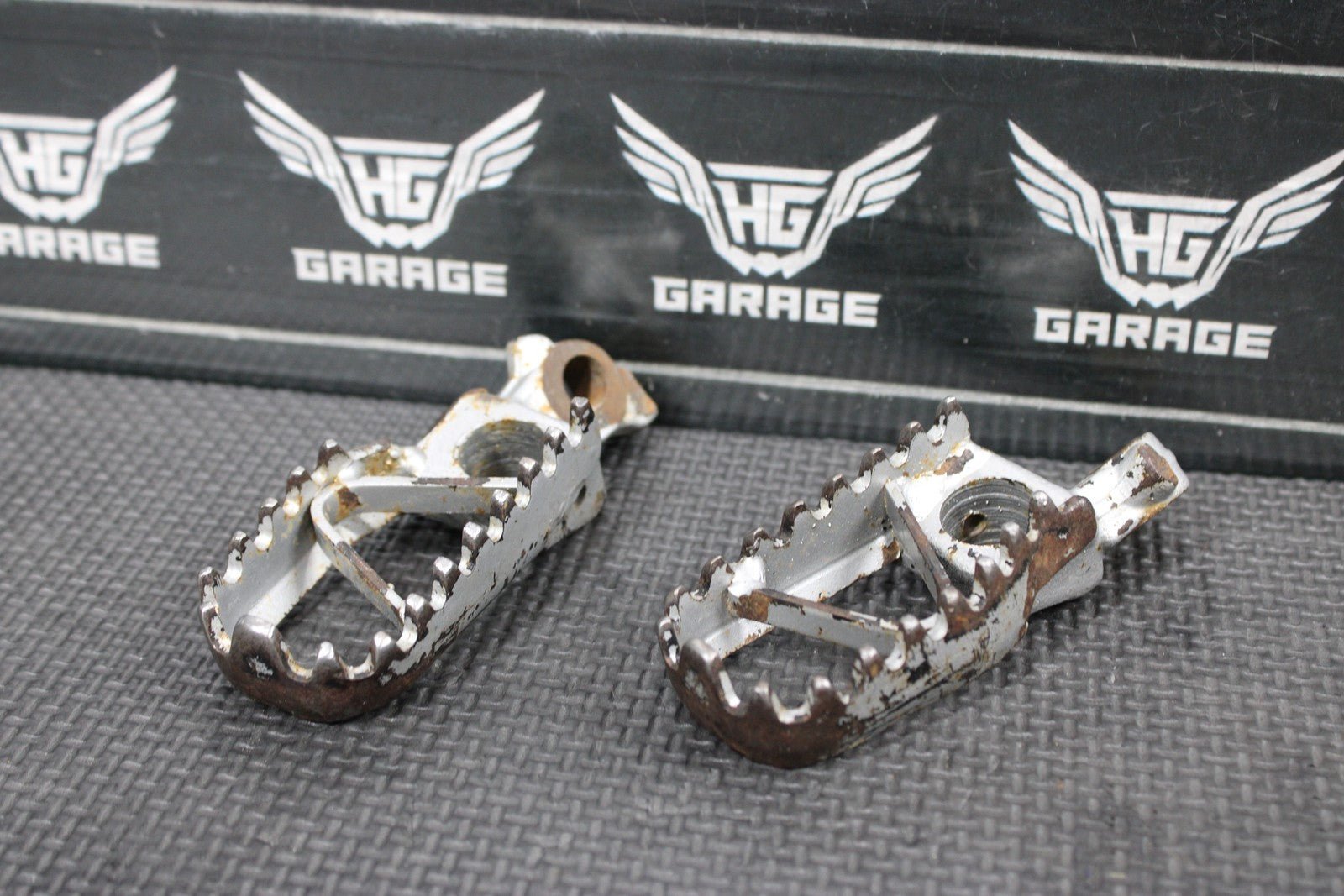 1996 KAWASAKI KX125 OEM FOOT PEGS PEDALS FRAME STAND PEDAL FOOTREST 34028 - 1332 - C - hggarage