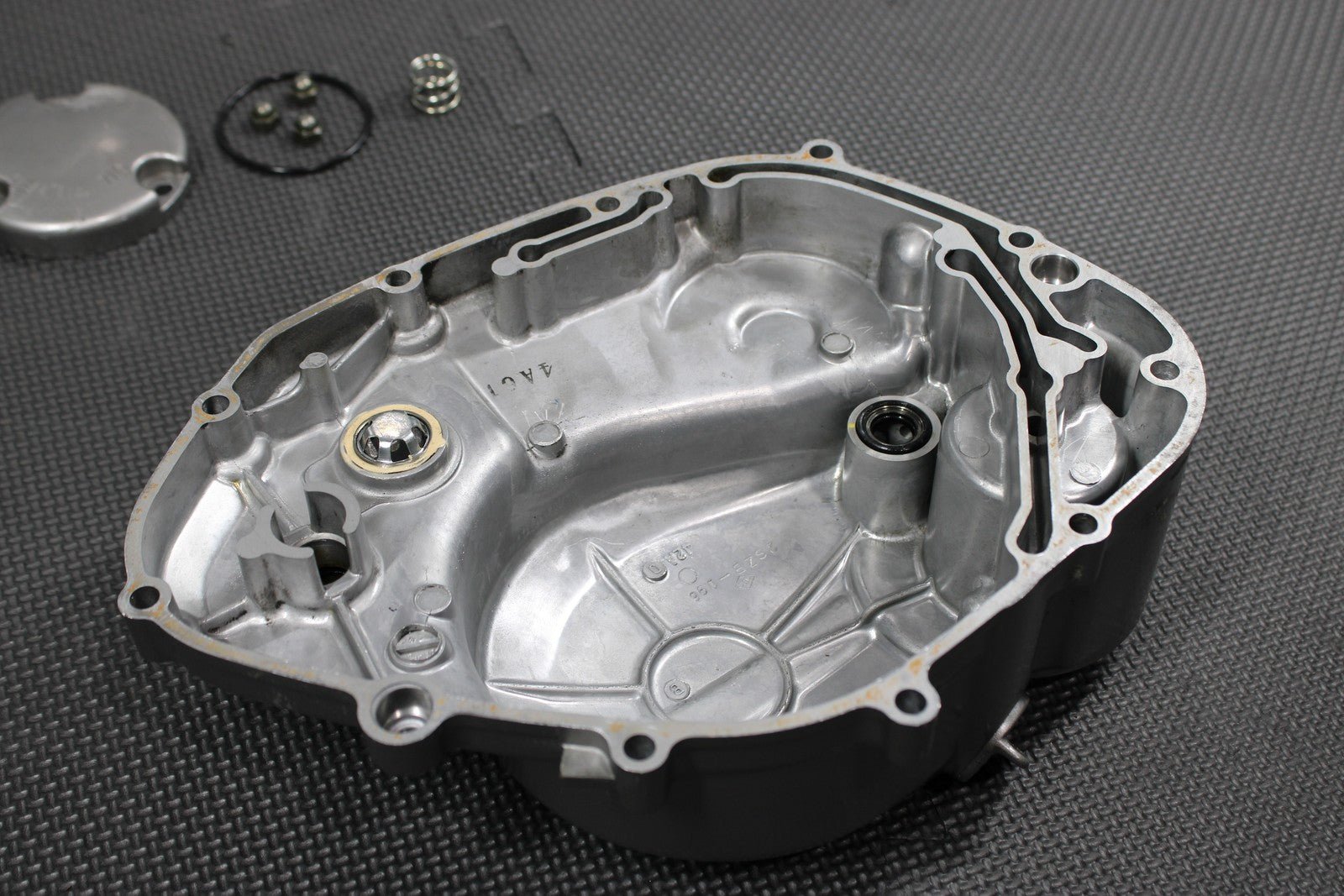 2005 SUZUKI DR200SE 01 - 05 OEM ENGINE MOTOR RIGHT SIDE CLUTCH COVER 11340 - 42A30 - hggarage