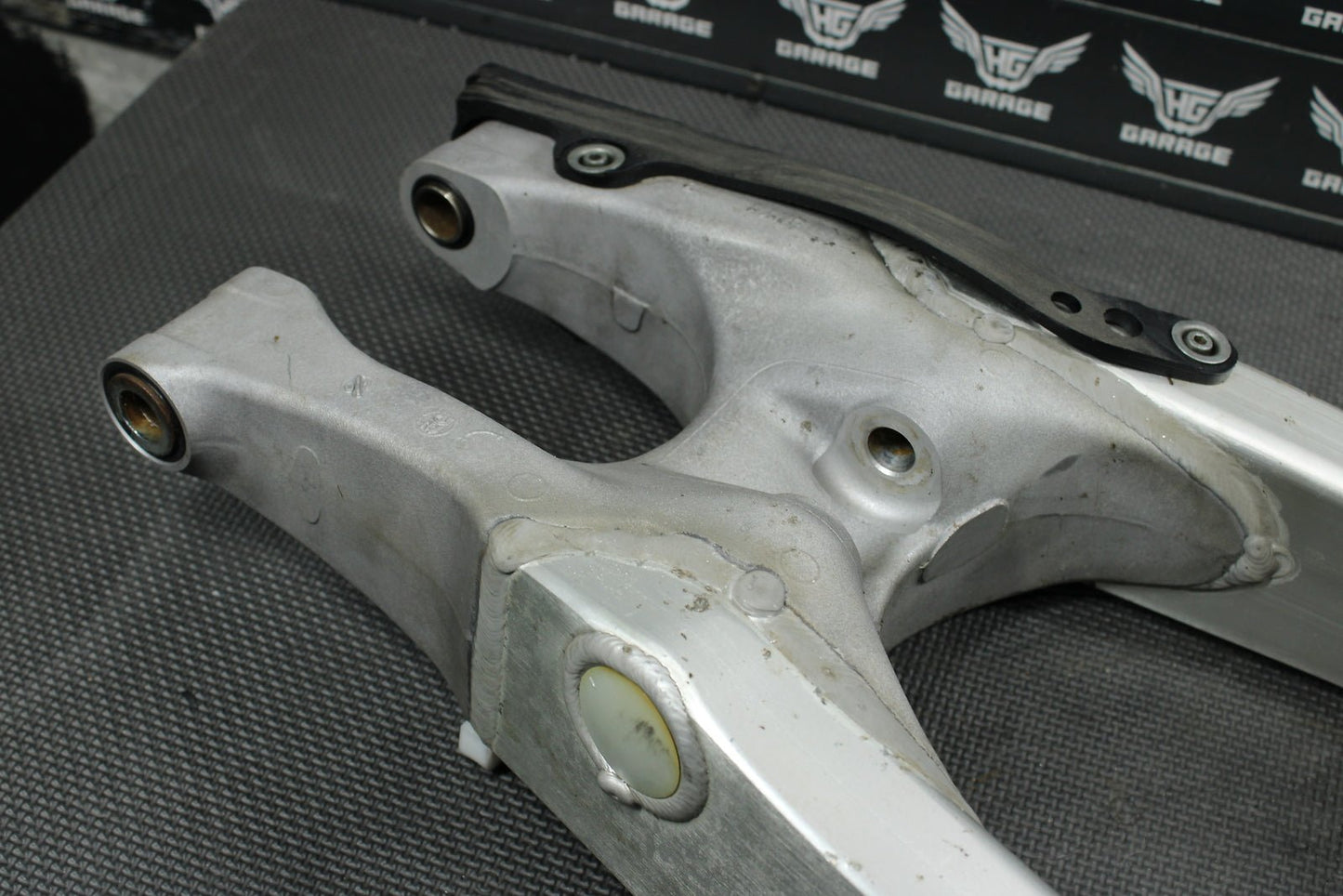 2004 Yamaha YZ450F OEM Swingarm Swing Arm Suspension 5UN - 22110 - 00 - 00 Mint! - hggarage