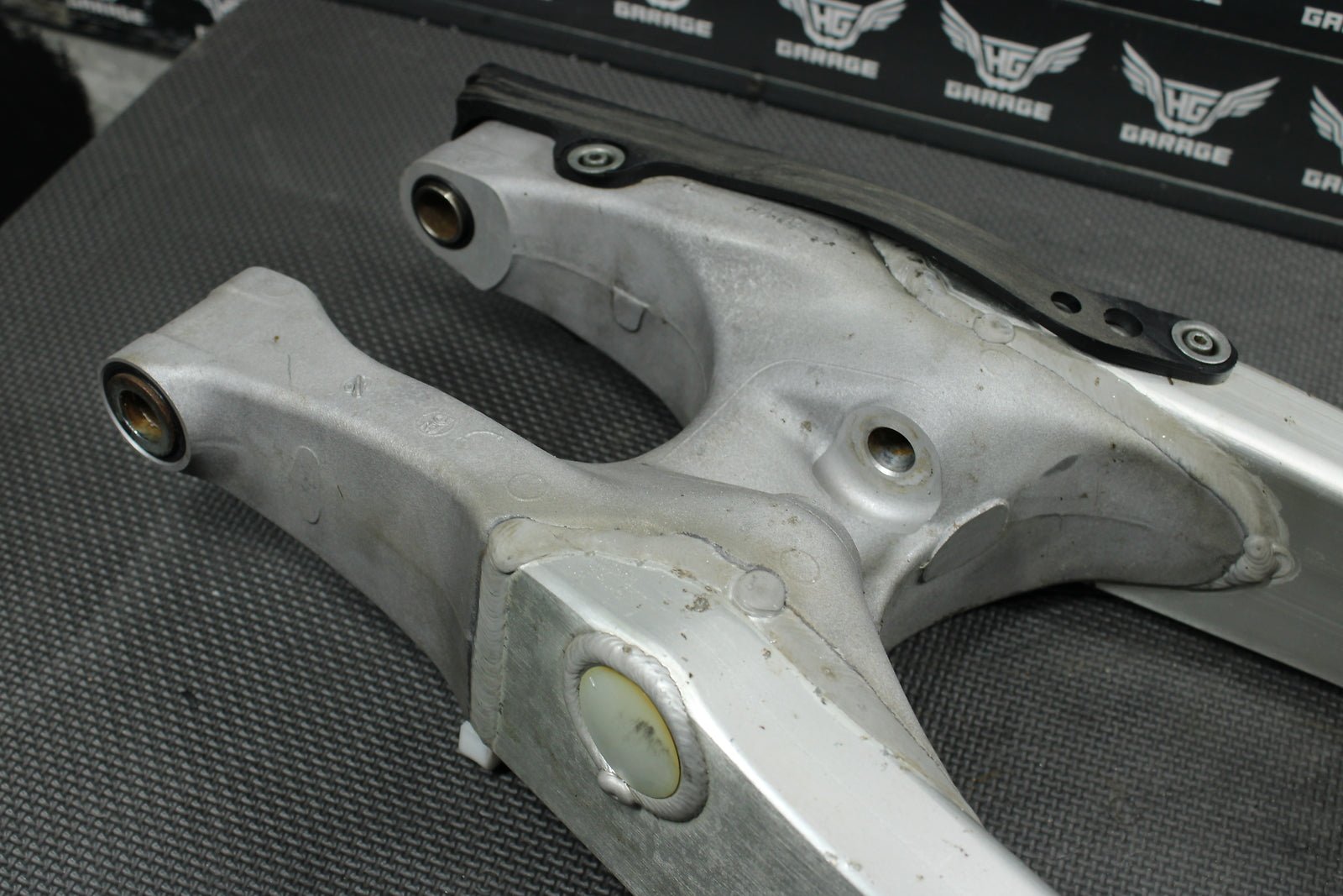 2004 Yamaha YZ450F OEM Swingarm Swing Arm Suspension 5UN - 22110 - 00 - 00 Mint! - hggarage