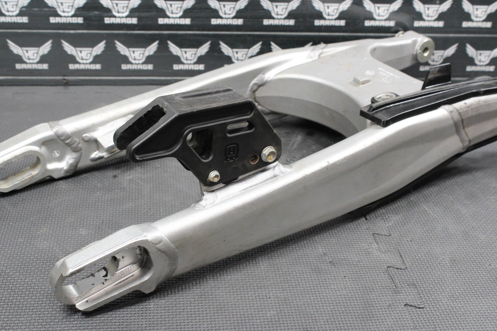 2013 HUSQVARNA TE511 OEM REAR SWINGARM SWING ARM SUSPENSION 8000H3158 READ DESC! - hggarage