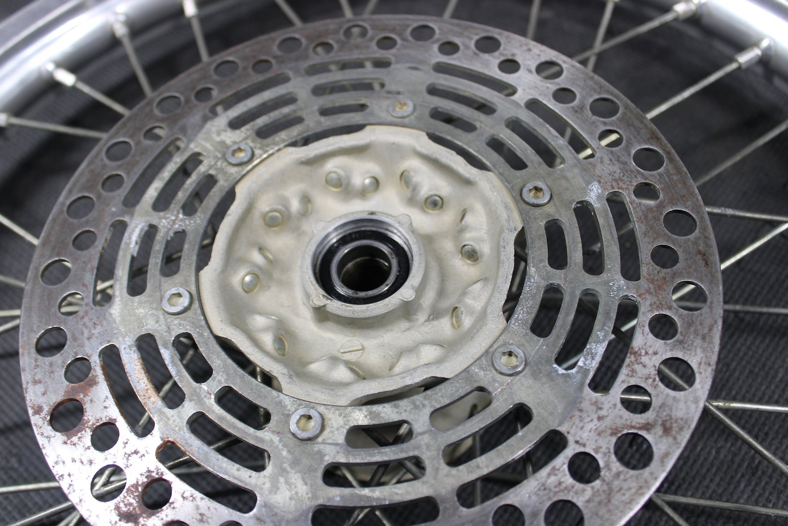 1999 SUZUKI 96 - 00 RM125 RM250 OEM FRONT WHEEL RIM 54111 - 36E10 55311 - 36E00 - hggarage