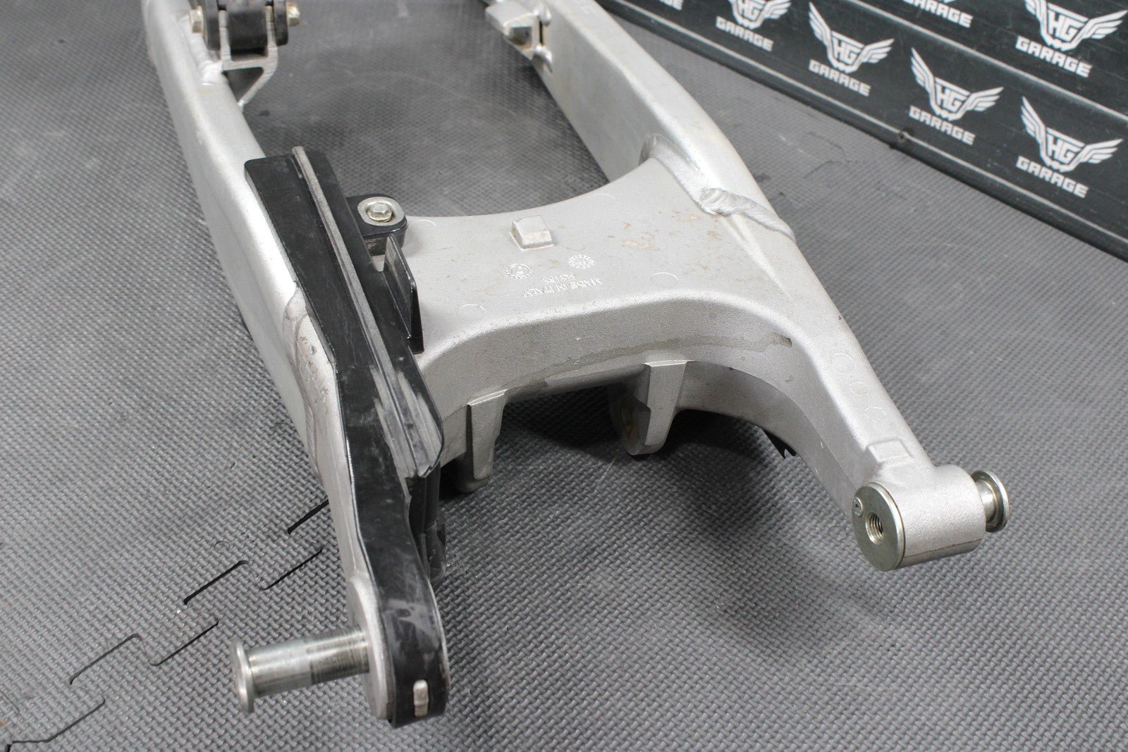 2013 HUSQVARNA TE511 OEM REAR SWINGARM SWING ARM SUSPENSION 8000H3158 READ DESC! - hggarage