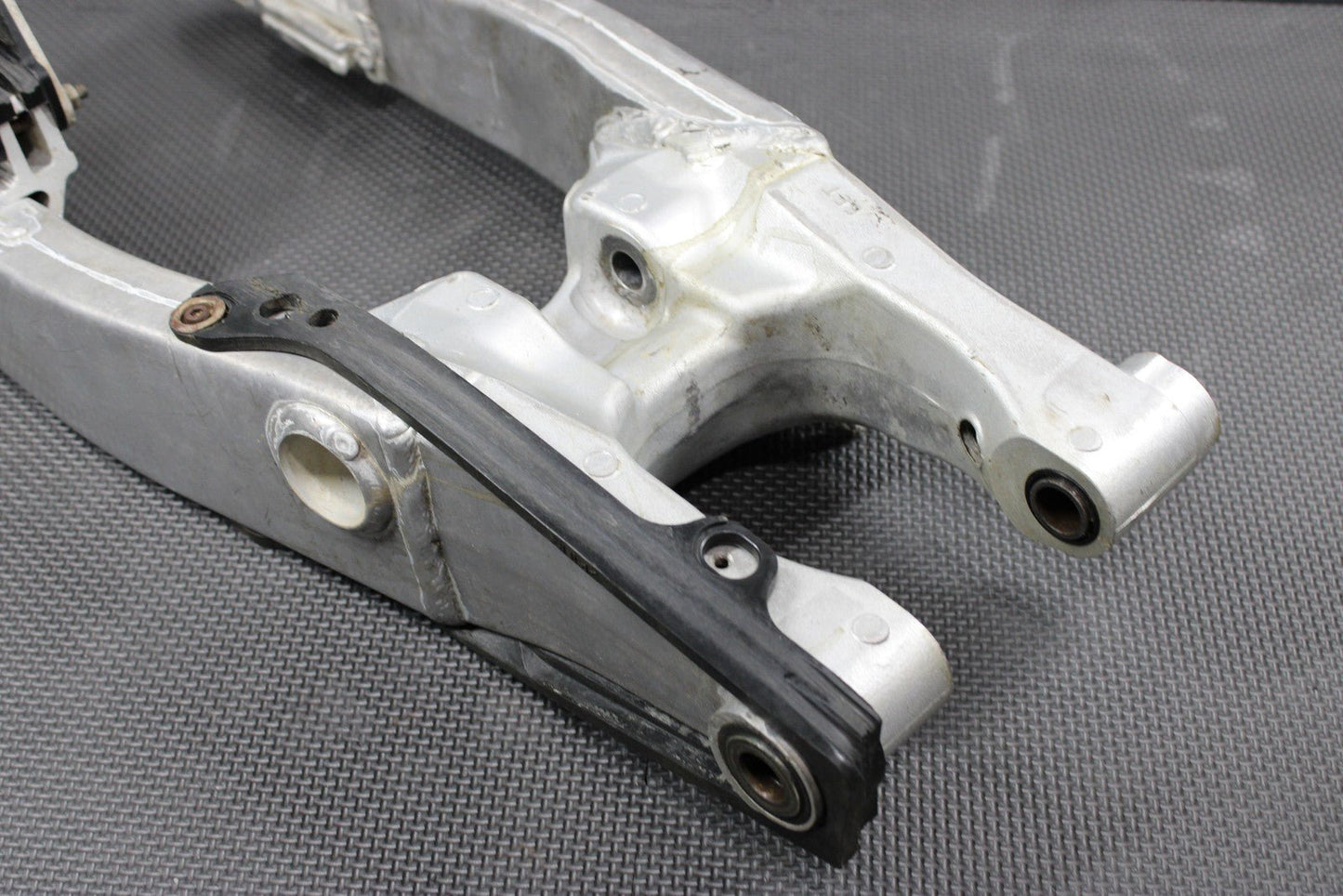 2001 YAMAHA 99 - 01 YZ250 OEM SWINGARM SWING ARM SUSPENSION 5MV - 22110 - 00 - 00 - hggarage