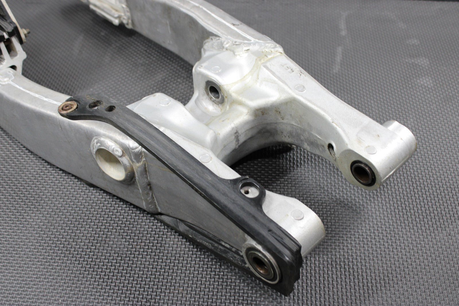 2001 YAMAHA 99 - 01 YZ250 OEM SWINGARM SWING ARM SUSPENSION 5MV - 22110 - 00 - 00 - hggarage