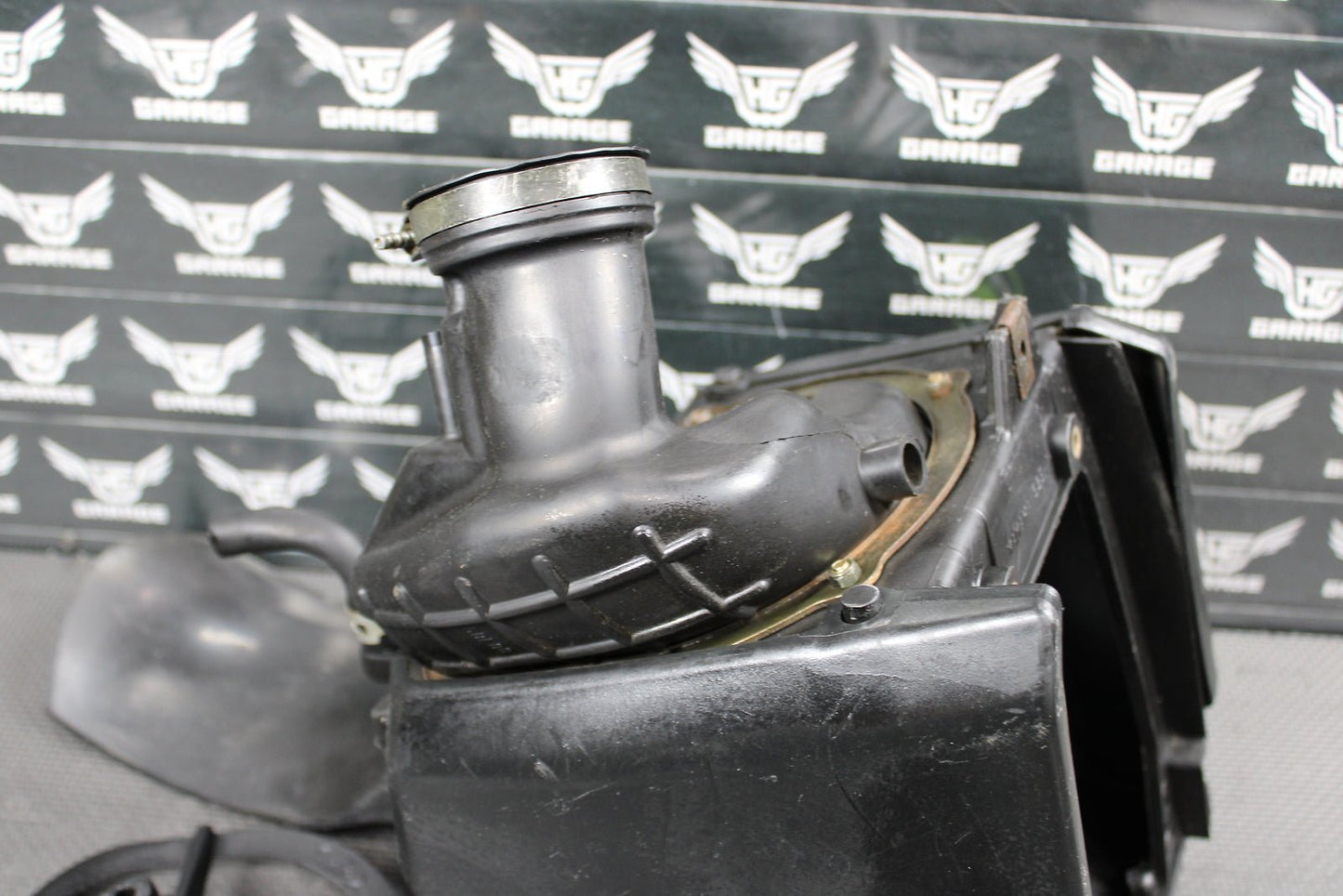 1998 YAMAHA YZ400F OEM AIRBOX AIR CLEANER FILTER INTAKE BOX 5BE - 14453 - 00 - 00 - hggarage