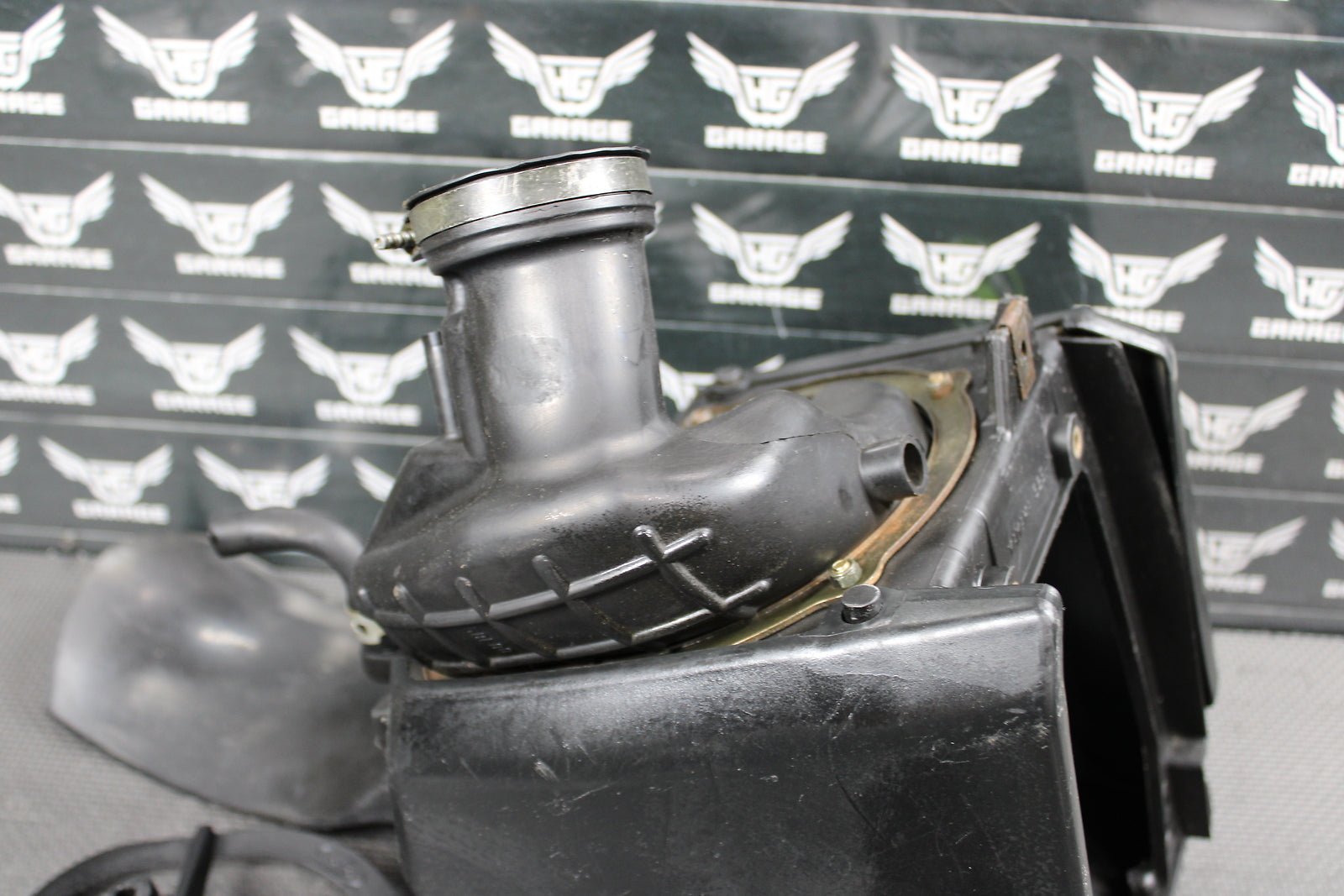 1998 YAMAHA YZ400F OEM AIRBOX AIR CLEANER FILTER INTAKE BOX 5BE - 14453 - 00 - 00 - hggarage