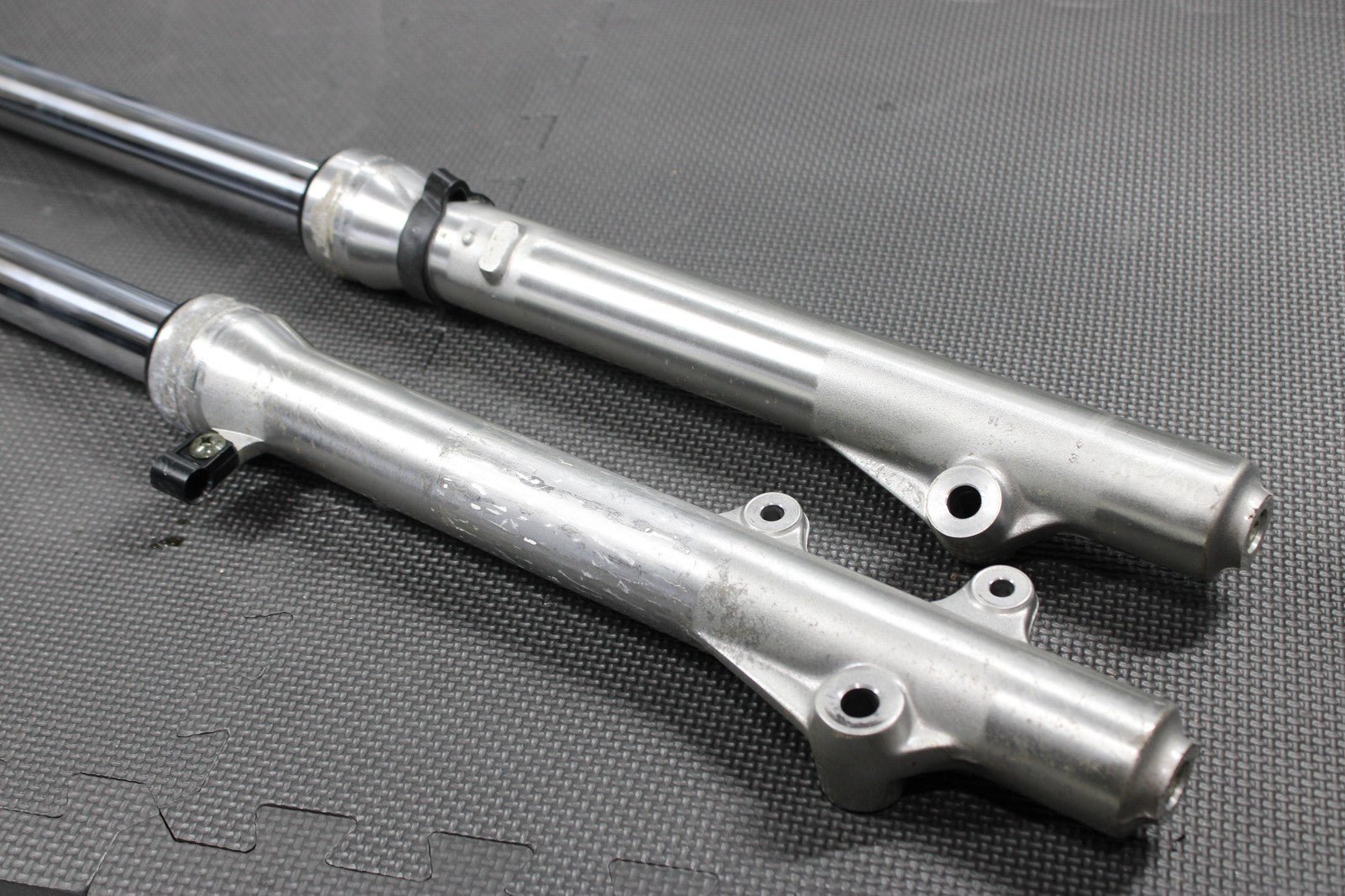 2005 SUZUKI DR200SE OEM RIGHT LEFT FRONT SUSPENSION FORKS SHOCKS 51103 - 42AA0 - hggarage