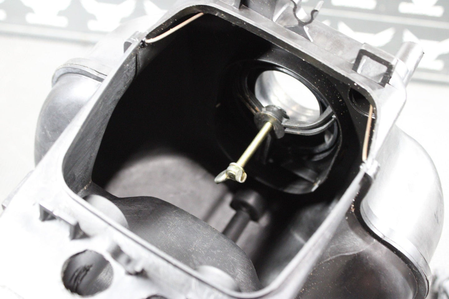 2005 SUZUKI DR200SE OEM AIRBOX INTAKE AIR CLEANER CASE ASSEMBLY - hggarage