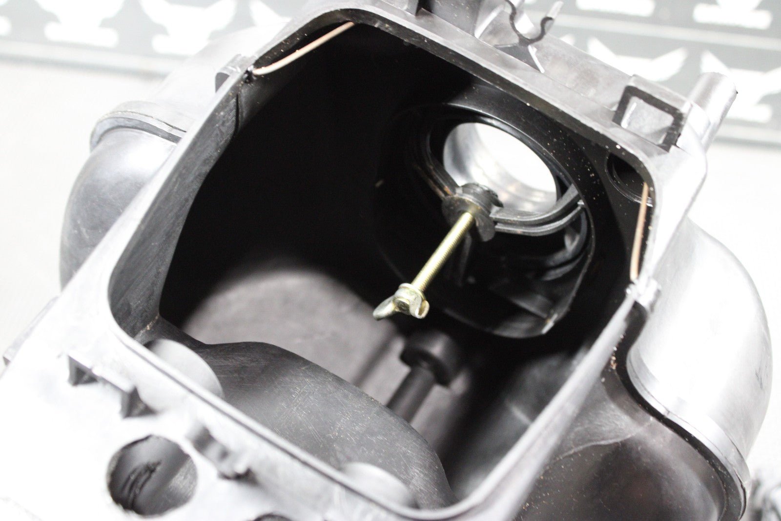 2005 SUZUKI DR200SE OEM AIRBOX INTAKE AIR CLEANER CASE ASSEMBLY - hggarage