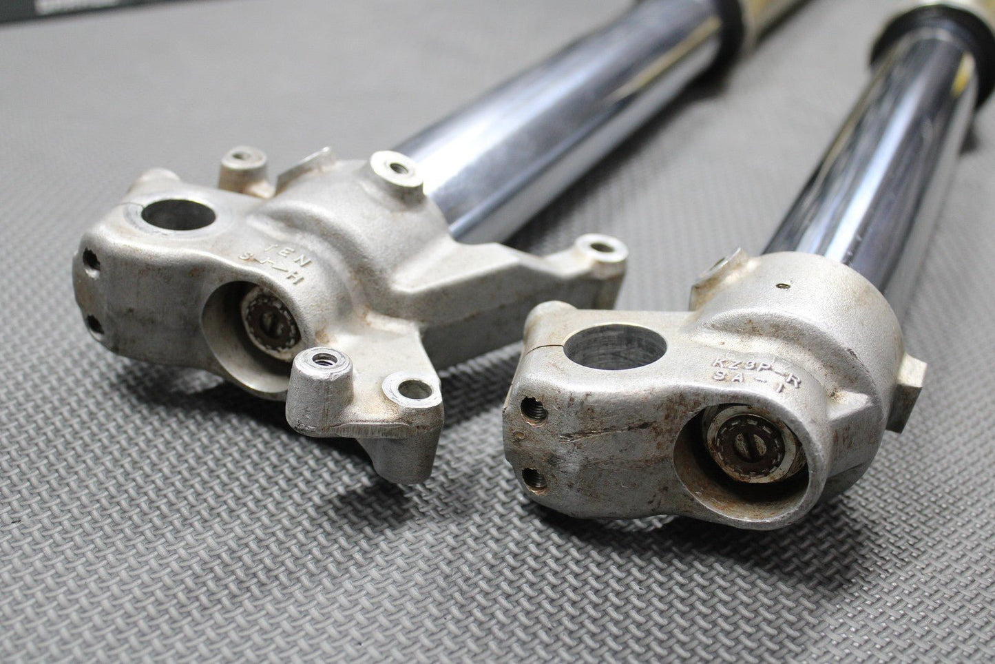 2001 HONDA CR250R OEM RIGHT LEFT FRONT SUSPENSION FORKS SHOCKS 51400 - KZ3 - J31ZA - hggarage