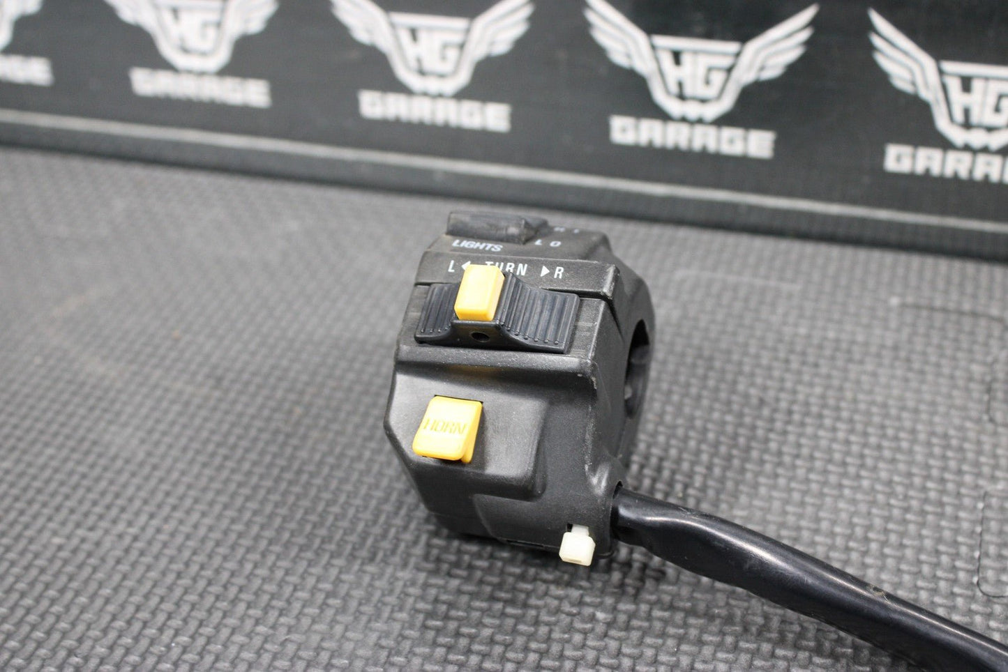 2005 SUZUKI 96 - 09 DR200SE OEM HANDLEBAR HORN HIGH LOW BEAM SWITCH CONTROL BUTTON - hggarage