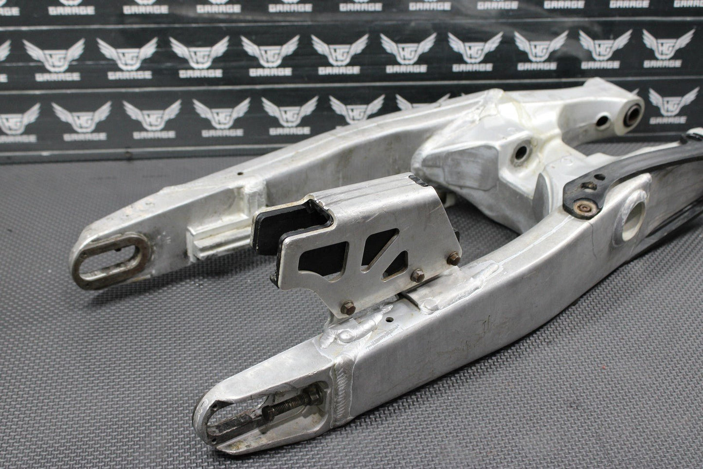 2001 YAMAHA 99 - 01 YZ250 OEM SWINGARM SWING ARM SUSPENSION 5MV - 22110 - 00 - 00 - hggarage