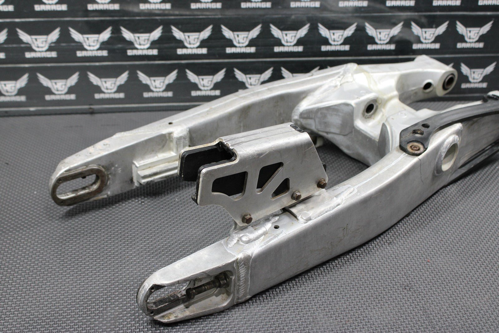 2001 YAMAHA 99 - 01 YZ250 OEM SWINGARM SWING ARM SUSPENSION 5MV - 22110 - 00 - 00 - hggarage