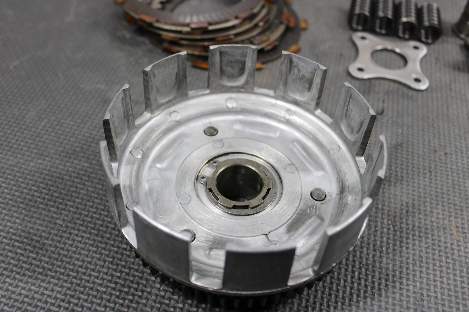 1986 HONDA XR250R OEM COMPLETE CLUTCH W PLATES BASKET HUB 22100 - KT1 - 010 - hggarage