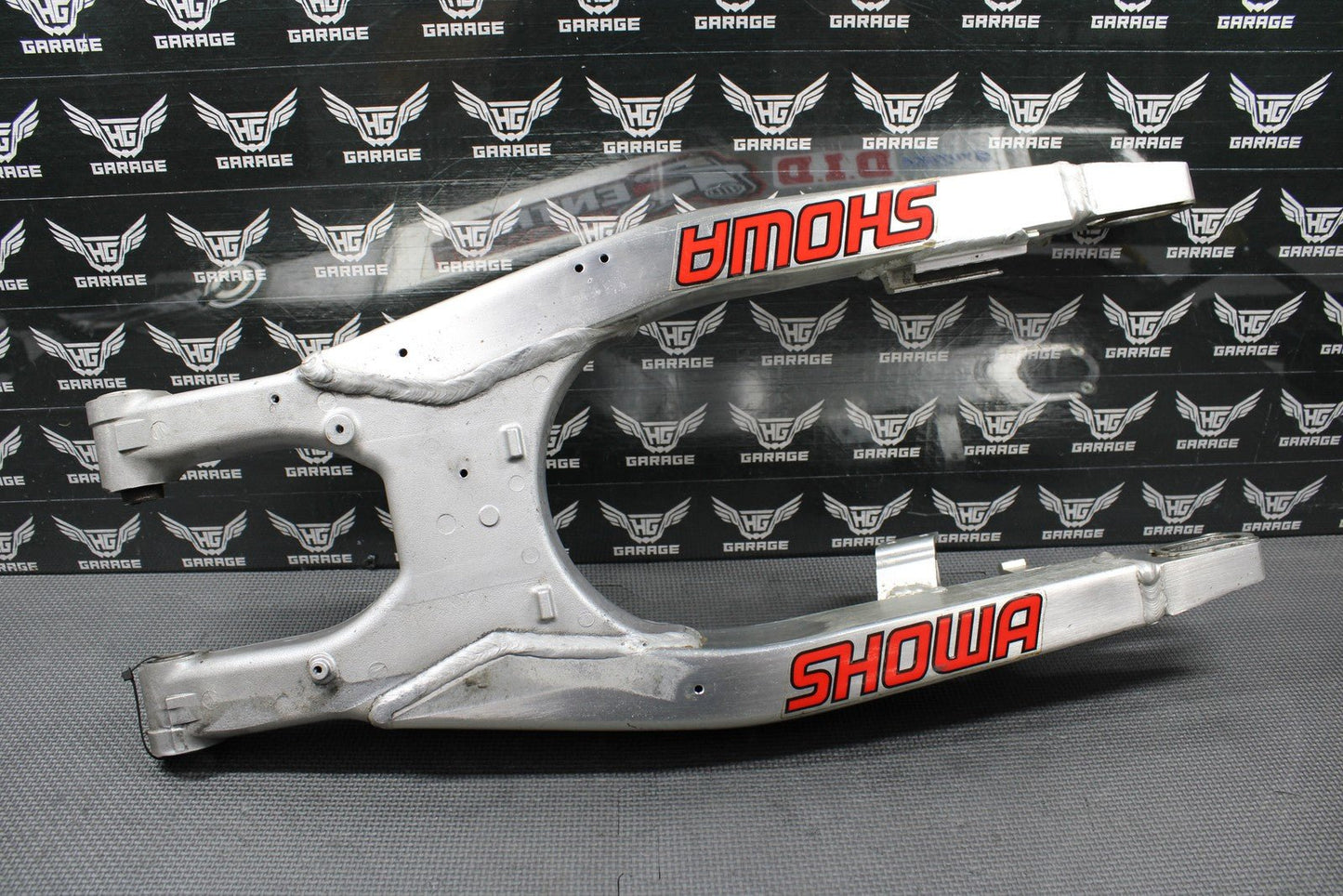 2005 HONDA CRF450R OEM SWINGARM SWING ARM REAR SUSPENSION 52200 - MEN - 710 - hggarage