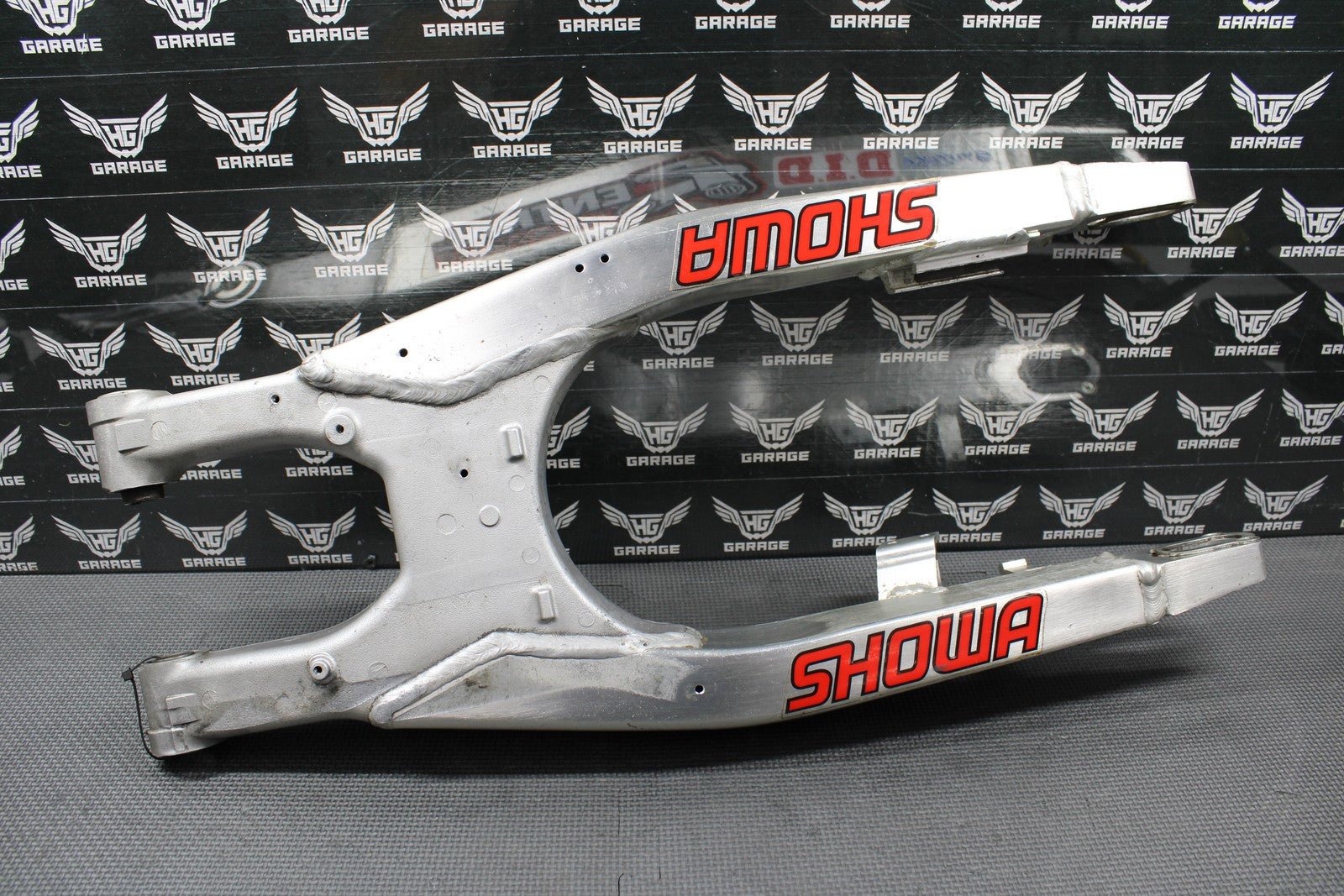 2005 HONDA CRF450R OEM SWINGARM SWING ARM REAR SUSPENSION 52200 - MEN - 710 - hggarage