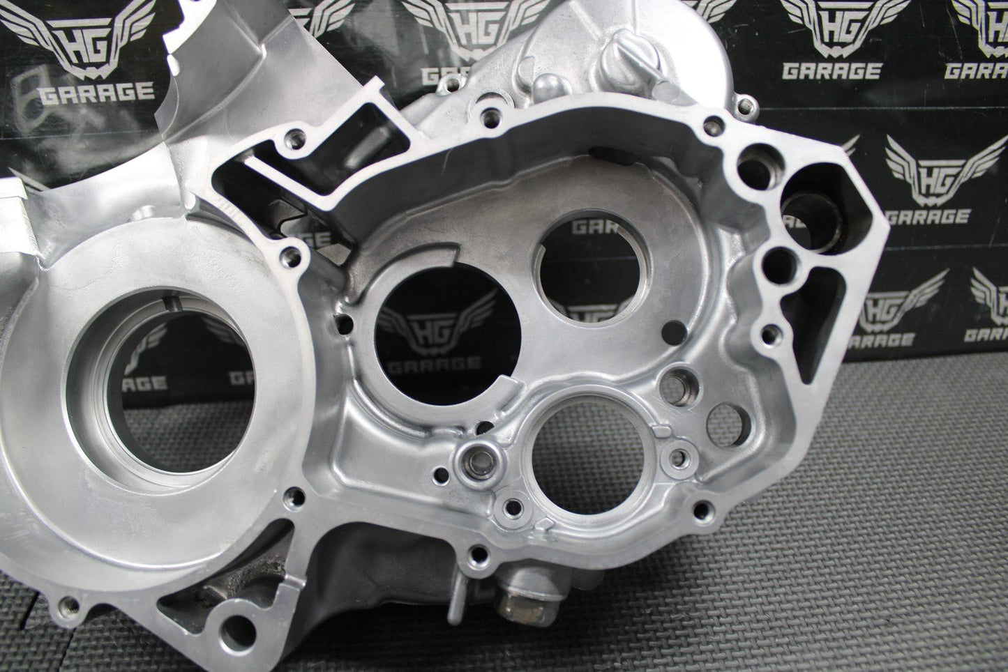 2003 HONDA CR250R OEM RIGHT ENGINE CRANKCASE CRANK CASE BLOCK 04921 - KZ3 - L30 MINT - hggarage