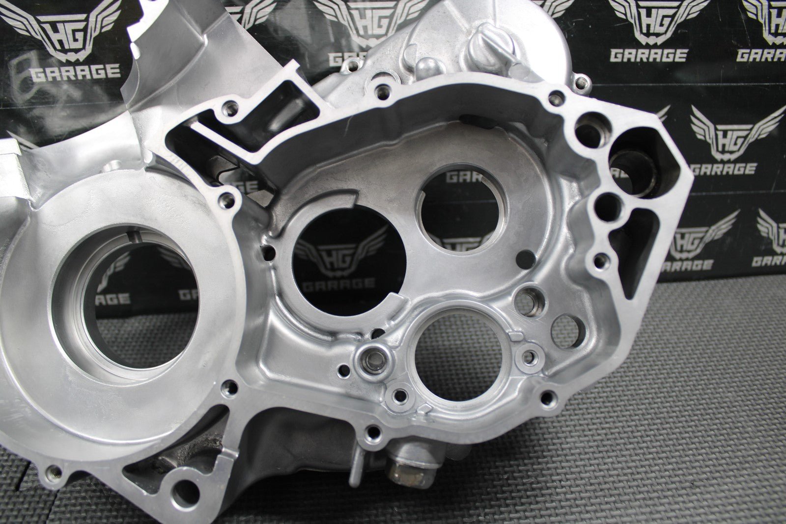 2003 HONDA CR250R OEM RIGHT ENGINE CRANKCASE CRANK CASE BLOCK 04921 - KZ3 - L30 MINT - hggarage