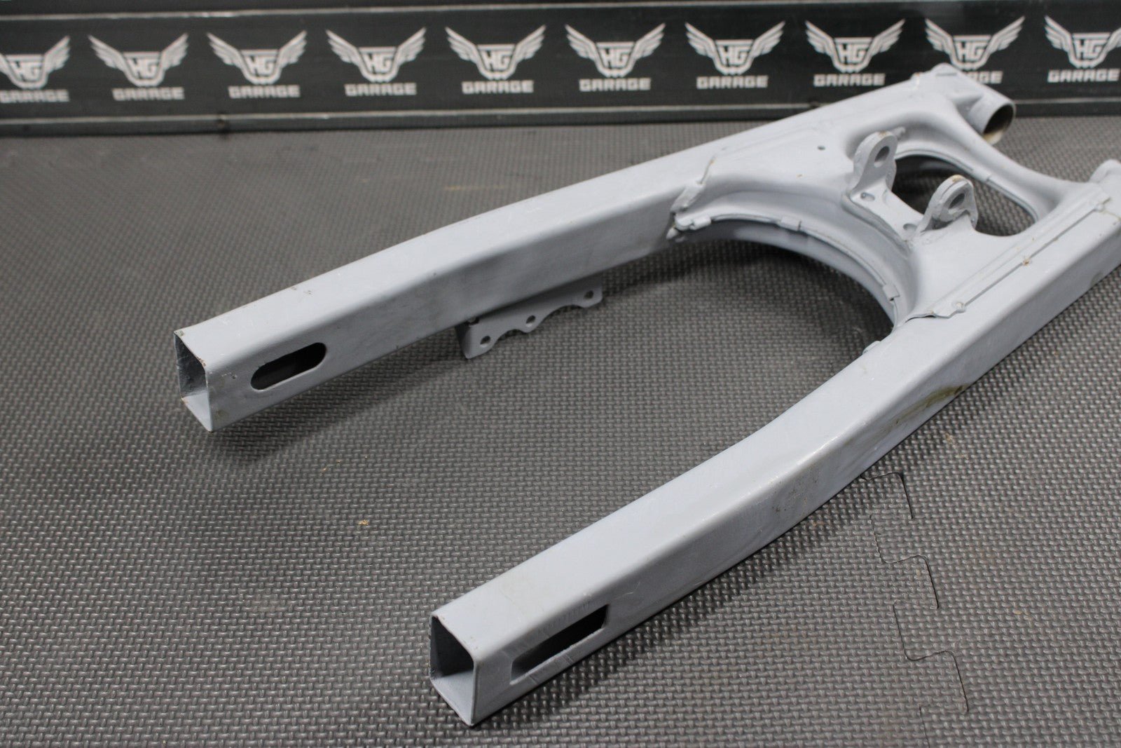 1991 88 - 91 HONDA CR80R OEM SWINGARM SWING ARM SUSPENSION 52000 - GS2 - 405 - hggarage