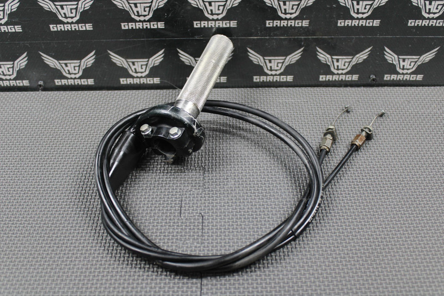 2008 07 - 09 HONDA CRF250R OEM RIGHT THROTTLE HOUSING ALUMINUM TUBE CABLES GOOD - hggarage