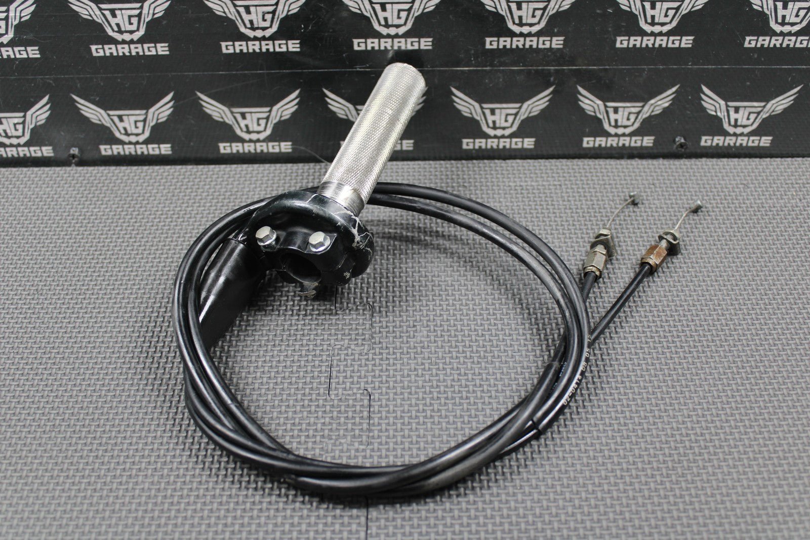 2008 07 - 09 HONDA CRF250R OEM RIGHT THROTTLE HOUSING ALUMINUM TUBE CABLES GOOD - hggarage