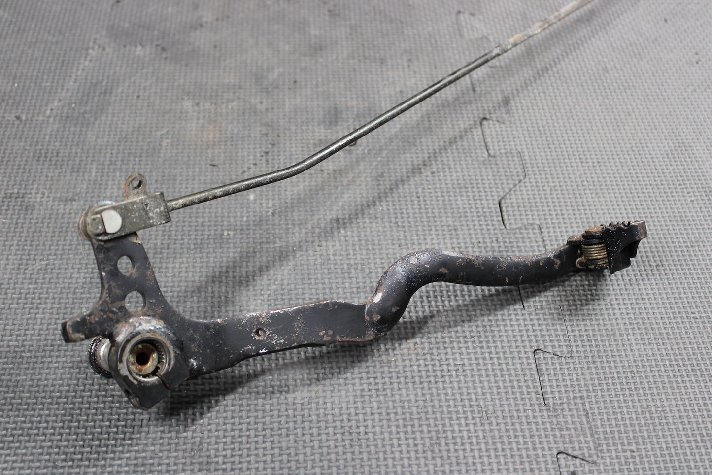 1986 HONDA XR250R OEM REAR BACK BRAKE PEDAL W ROD ASSEMBLY