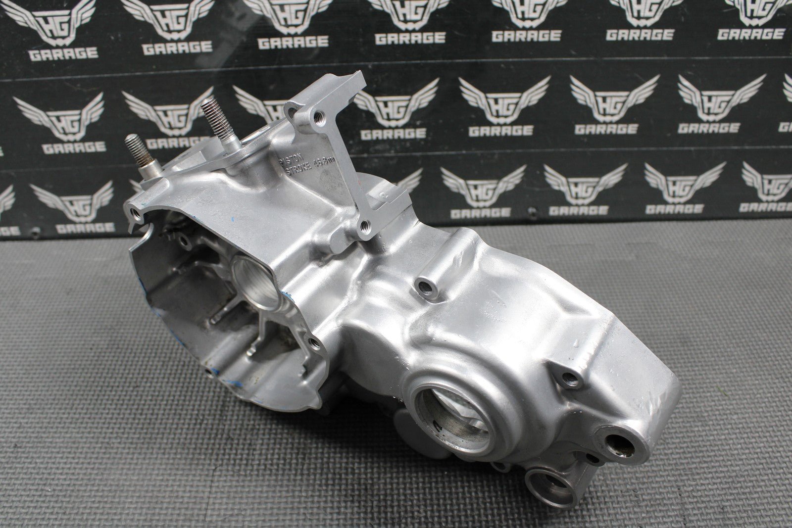 2005 SUZUKI 02 - 21 RM85 OEM ENGINE LEFT SIDE CRANKCASE CRANK CASE 11300 - 03822 - hggarage