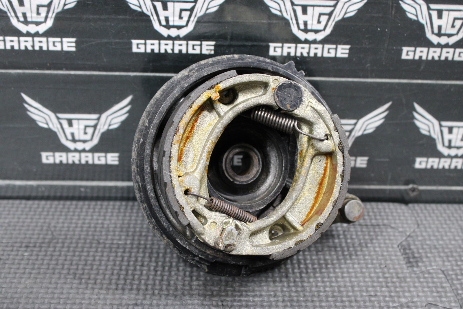 1997 YAMAHA 92 - 98 RT100 OEM FRONT BRAKE DRUM ASSEMBLY BRAKE SHOES - hggarage