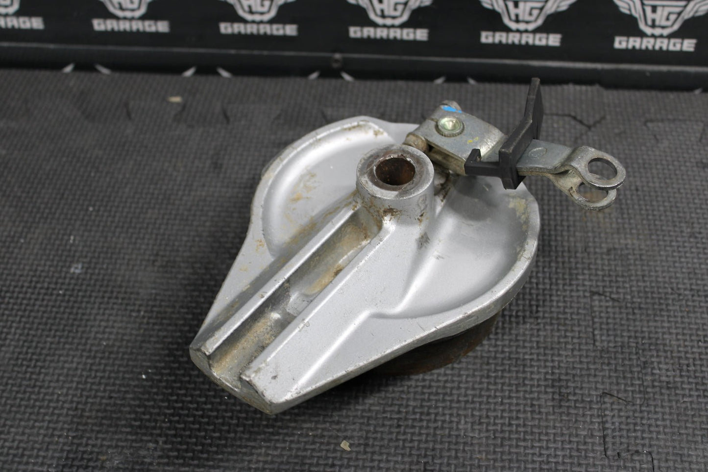 1998 HONDA XR200R 84 - 88 / 1990 1991 / 93 - 02 OEM FRONT DRUM BRAKE ASSEMBLY - hggarage