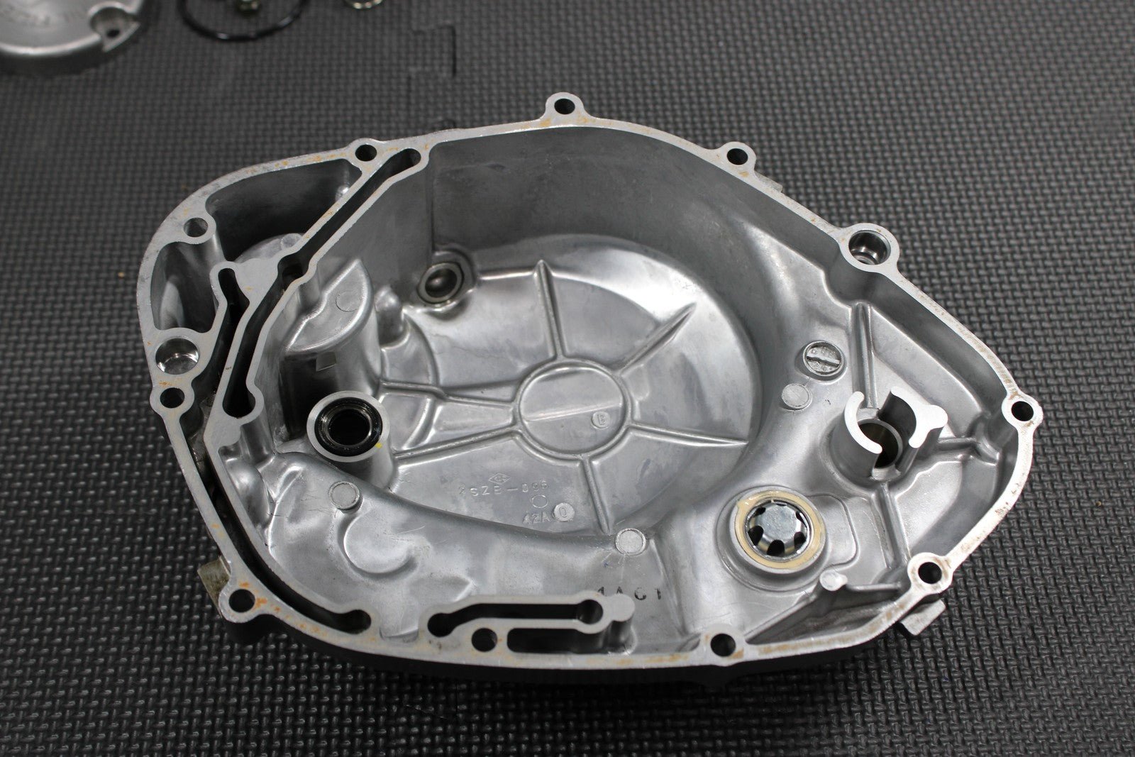 2005 SUZUKI DR200SE 01 - 05 OEM ENGINE MOTOR RIGHT SIDE CLUTCH COVER 11340 - 42A30 - hggarage