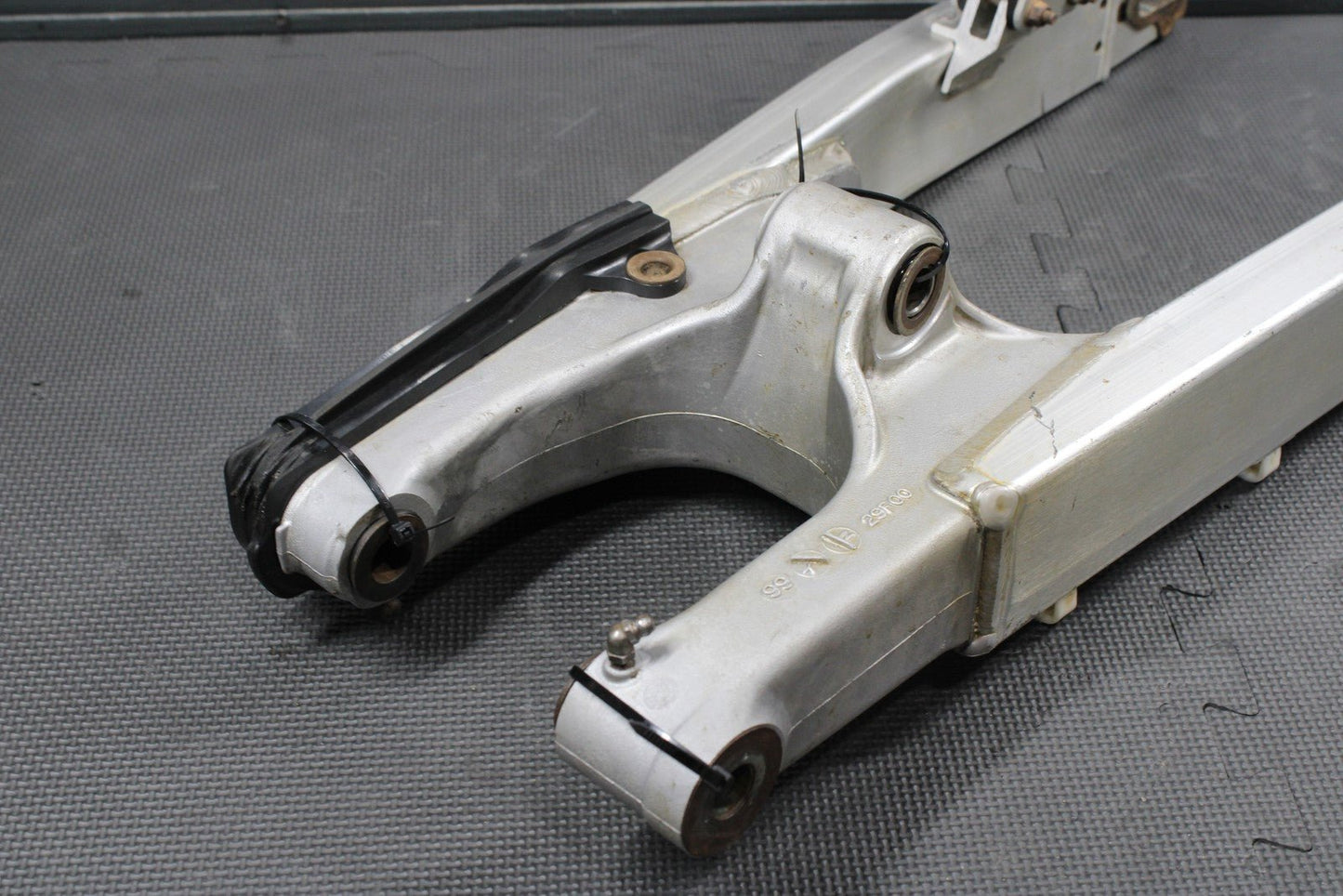 2000 SUZUKI 00 - 07 DRZ400 DRZ400E OEM SWINGARM SWING ARM SUSPENSION 61000 - 29F00 - hggarage
