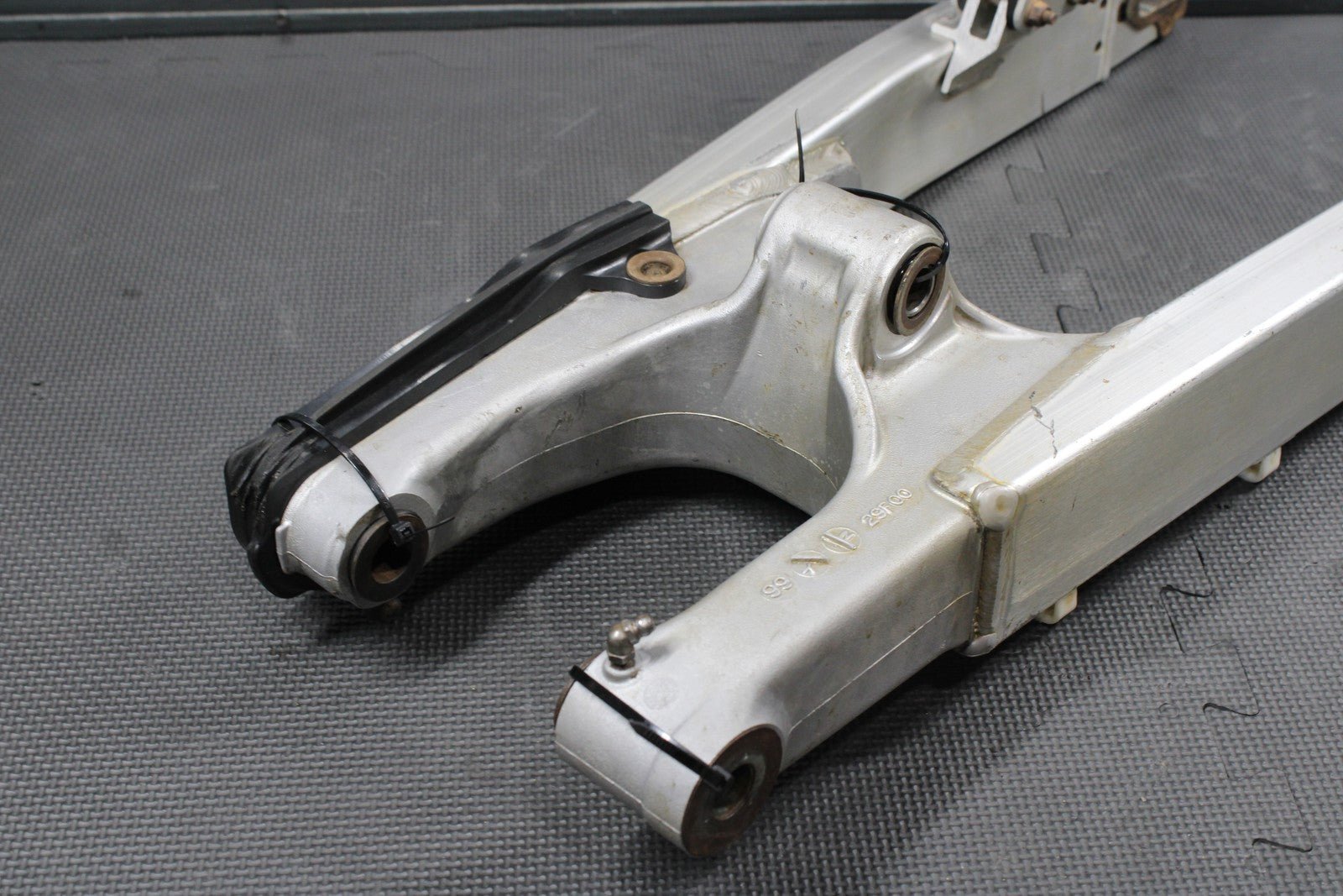 2000 SUZUKI 00 - 07 DRZ400 DRZ400E OEM SWINGARM SWING ARM SUSPENSION 61000 - 29F00 - hggarage