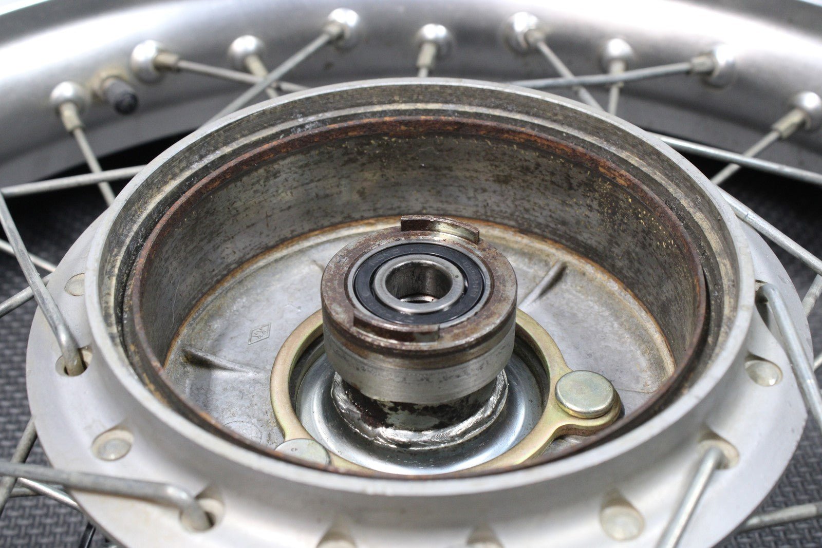 1987 YAMAHA TW200 OEM 18 X 2.50 FRONT WHEEL RIM 2JX - 25111 - 00 - 00 94425 - 18446 - 00 - hggarage