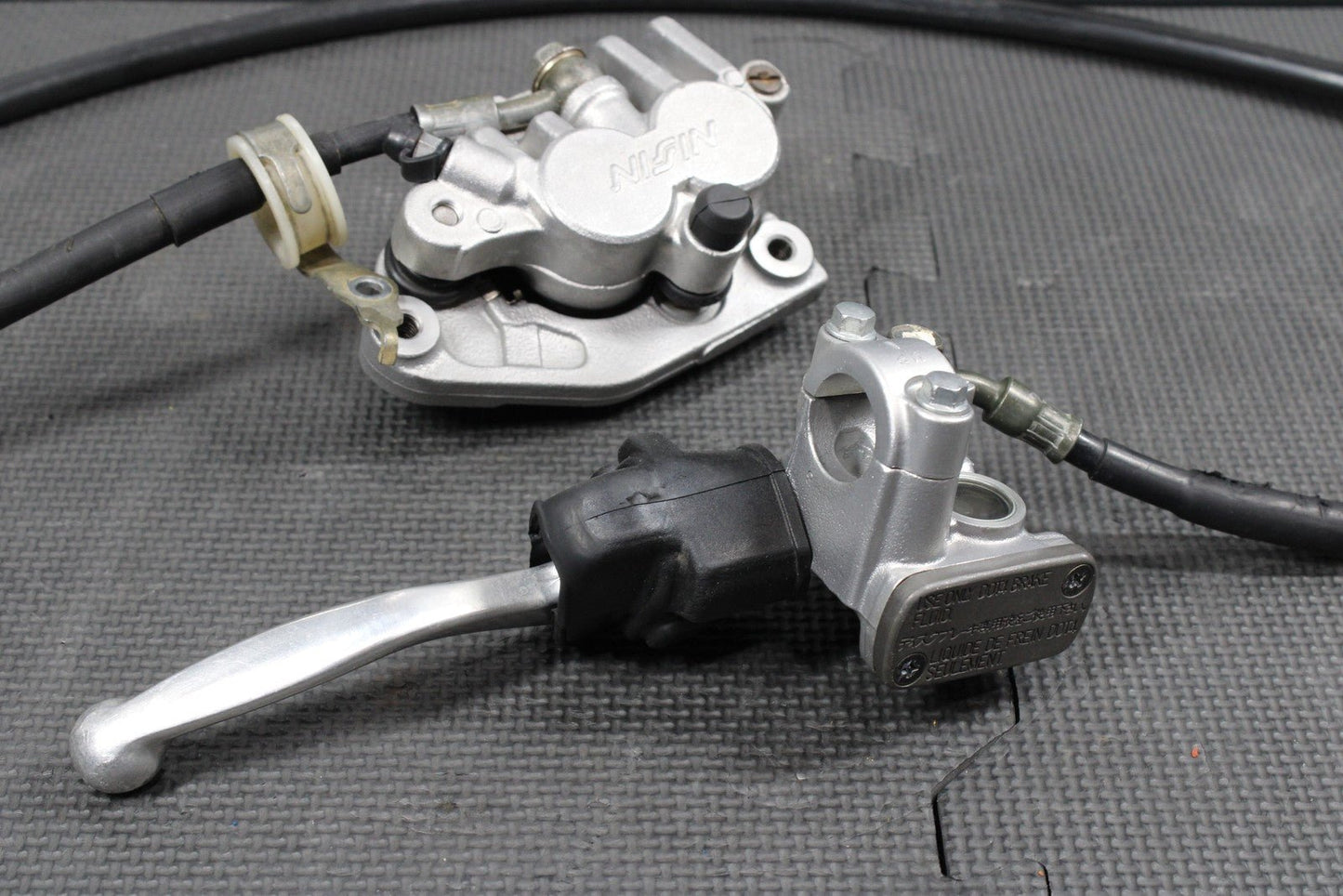 2000 SUZUKI 00 - 04 DRZ400 OEM FRONT BRAKE CALIPER MASTER CYLINDER W HOSE LEVER - hggarage