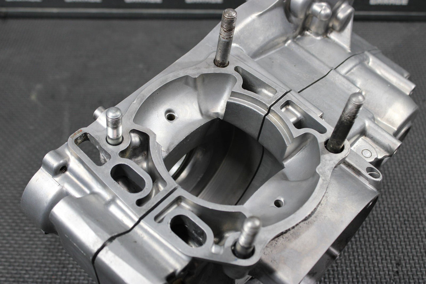 1996 SUZUKI RM250 OEM LEFT RIGHT ENGINE CRANKCASE CRANK CASES BLOCK READ DESC! - hggarage