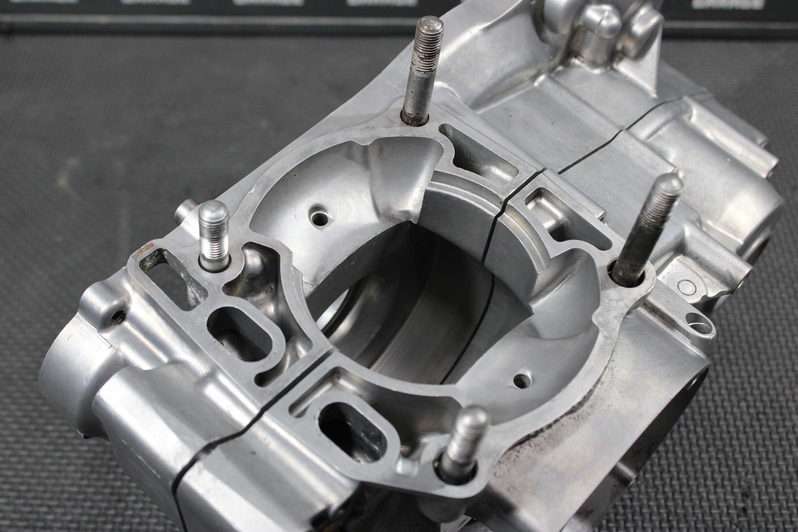 1996 SUZUKI RM250 OEM LEFT RIGHT ENGINE CRANKCASE CRANK CASES BLOCK READ DESC! - hggarage