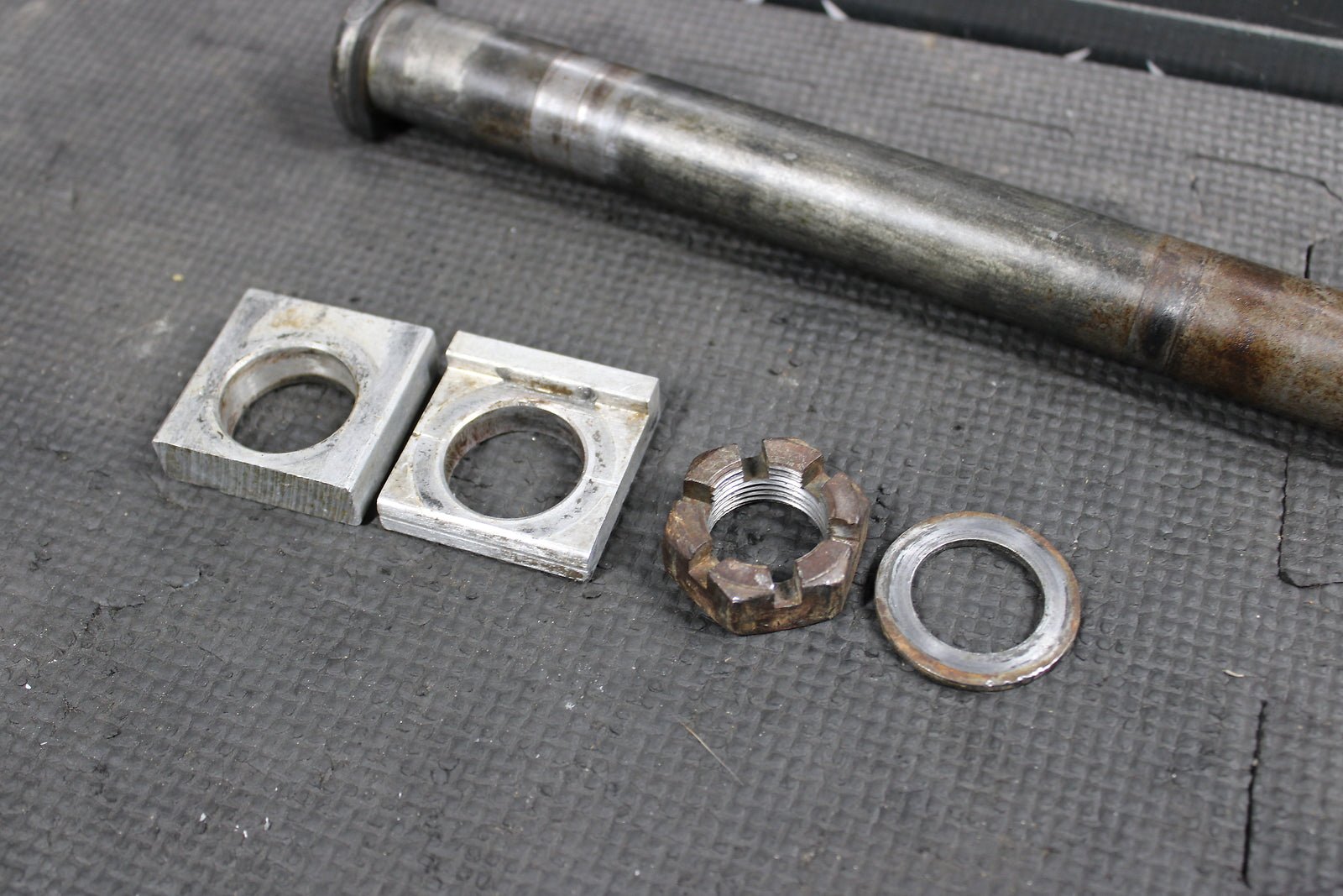 2007 KAWASAKI KX450F OEM REAR AXLE BACK WHEEL RIM PIVOT BOLT AXEL 41068 - 1466 - hggarage