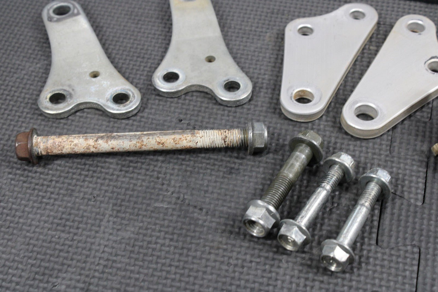 2000 SUZUKI DRZ400 DRZ400E OEM ENGINE MOTOR MOUNT STAY BRACKETS - hggarage