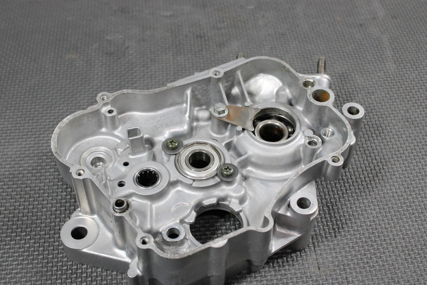 2007 02 - 17 YAMAHA YZ85 OEM RIGHT ENGINE MOTOR CRANKCASE CRANK CASES BLOCK - hggarage