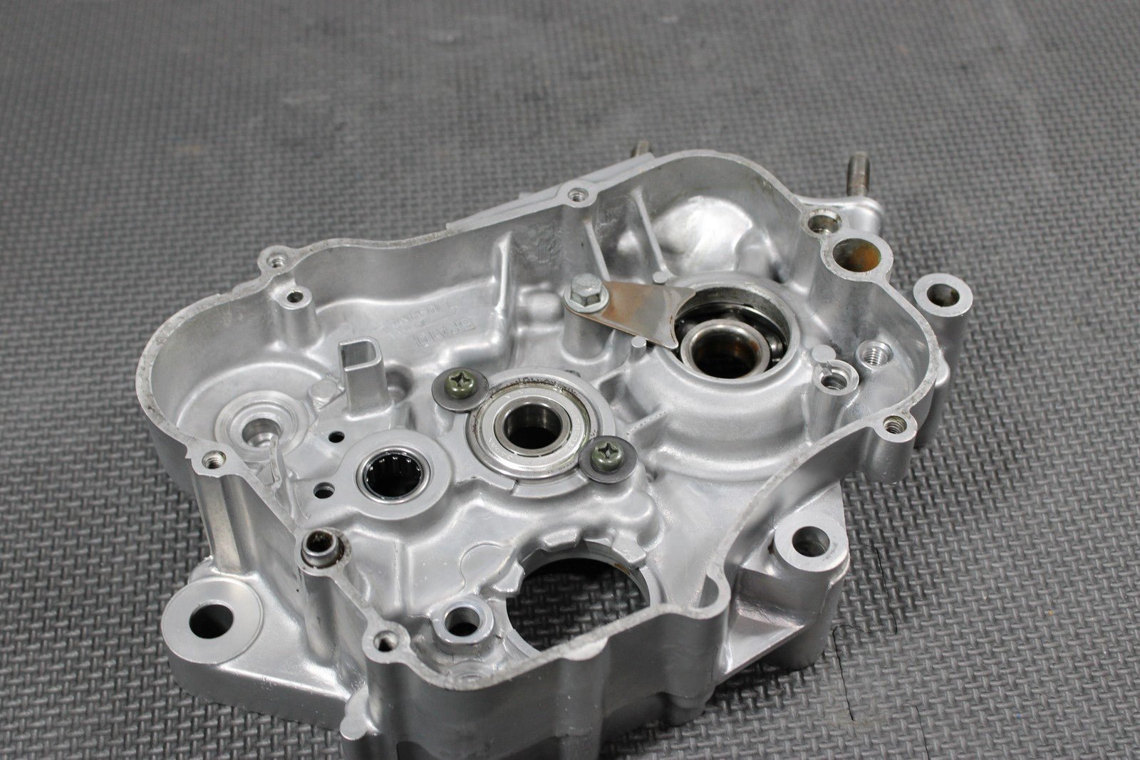 2007 02 - 17 YAMAHA YZ85 OEM RIGHT ENGINE MOTOR CRANKCASE CRANK CASES BLOCK - hggarage