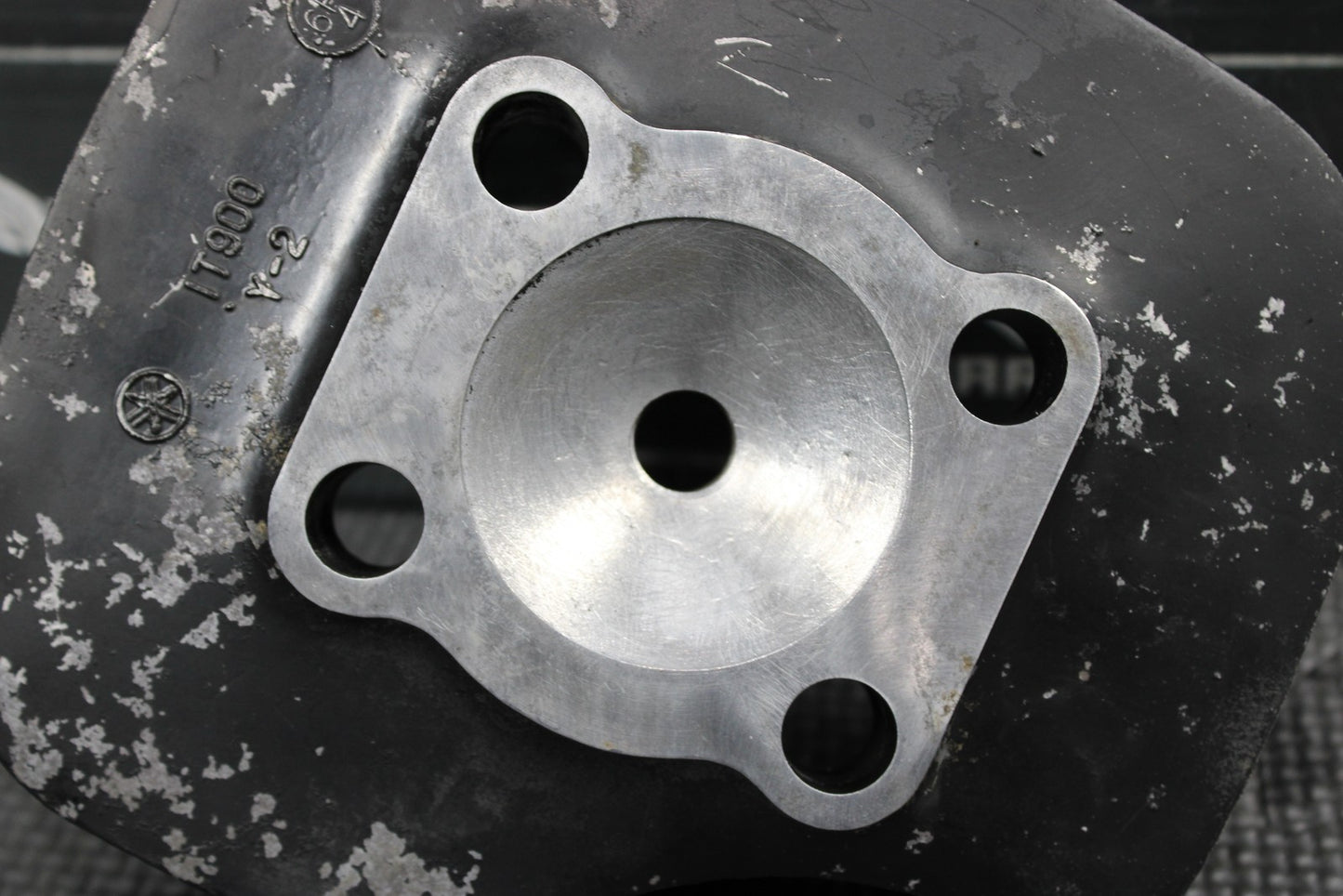 1997 YAMAHA 90 - 00 RT100 ENGINE MOTOR CYLINDER HEAD 1T9 - 11111 - 00 - 00 GOOD! - hggarage
