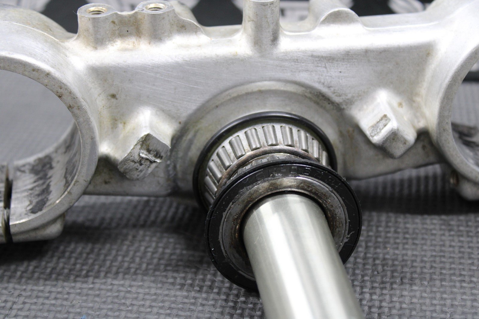 1999 SUZUKI 99 - 00 RM125 RM250 OEM FRONT FORKS CLAMP LOWER TRIPLE TREE STEM - hggarage