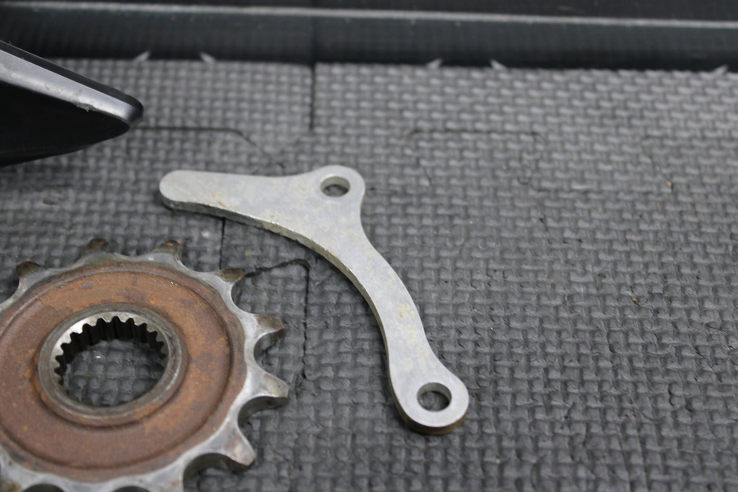 2016 HONDA CRF250R OEM MOTOR ENGINE FRONT SPROCKET COVER 23810 - MEN - A30 - hggarage