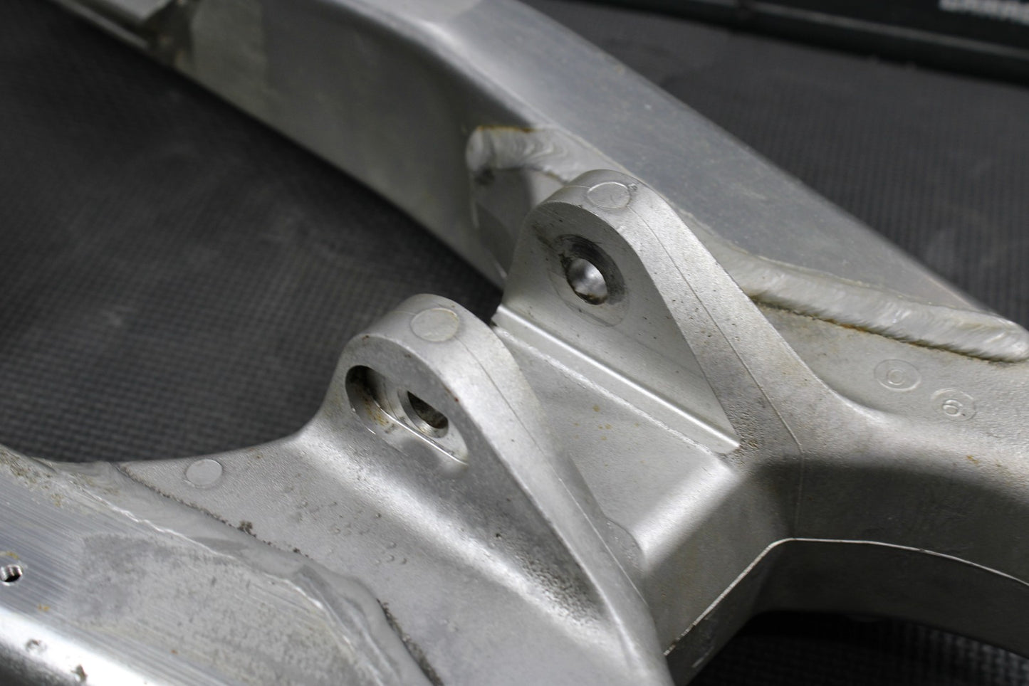 2006 HONDA CRF250R OEM SWINGARM SWING ARM SUSPENSION 52200 - KRN - 840 - hggarage
