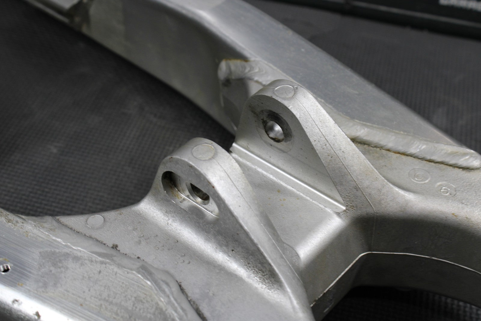 2006 HONDA CRF250R OEM SWINGARM SWING ARM SUSPENSION 52200 - KRN - 840 - hggarage
