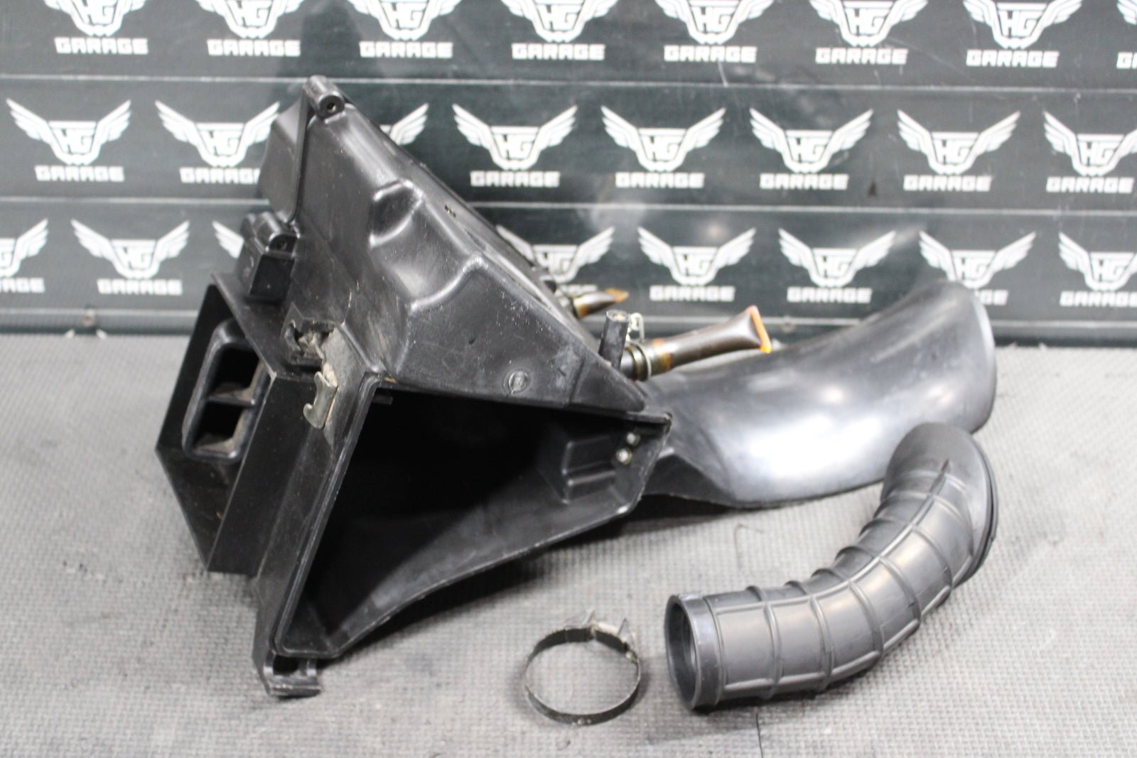 2000 Yamaha TTR125L 00 - 03 OEM Airbox Intake Air Cleaner Case 5HP - 14411 - 01 - 00 - hggarage